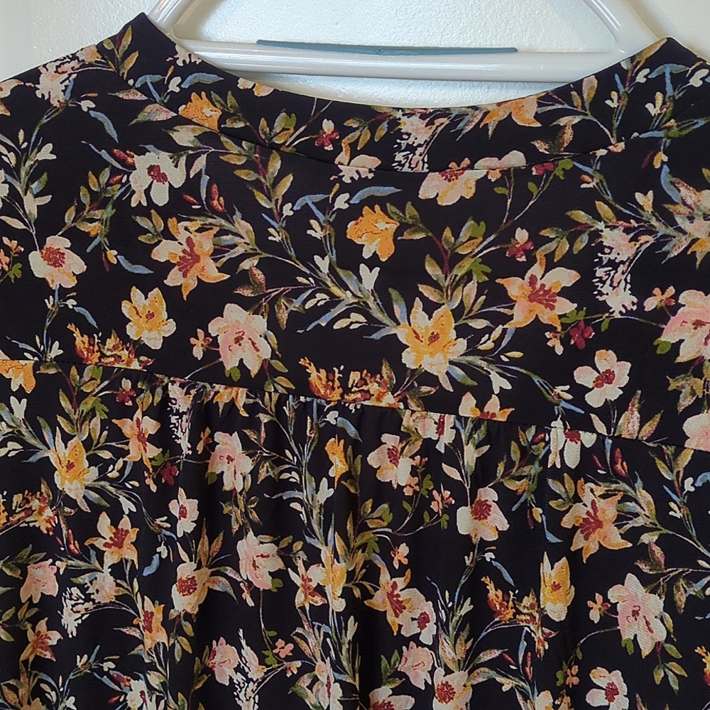 Two By Vince Camuto Floral Blouse - Picture 5 of 6